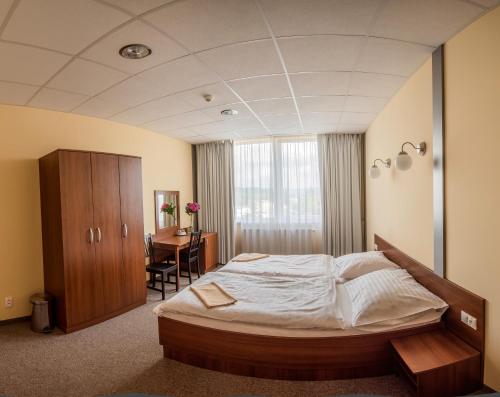 City Hotel B&B, reception 24 7, 800m od-from R1, free parking