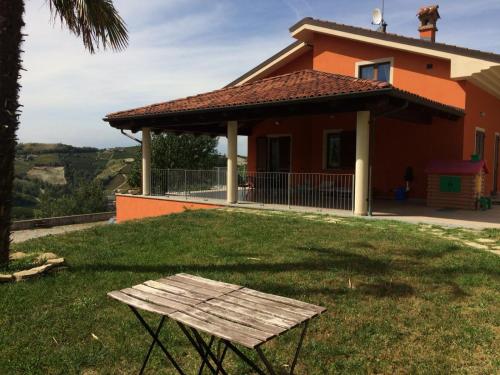  Casa Rivet, Pension in Mango bei Castiglione Tinella