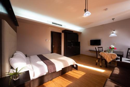 CityHome Aparthotel - image 3