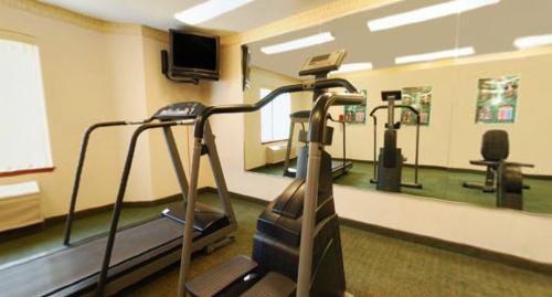 Syracuse Inn and Suites - image 7