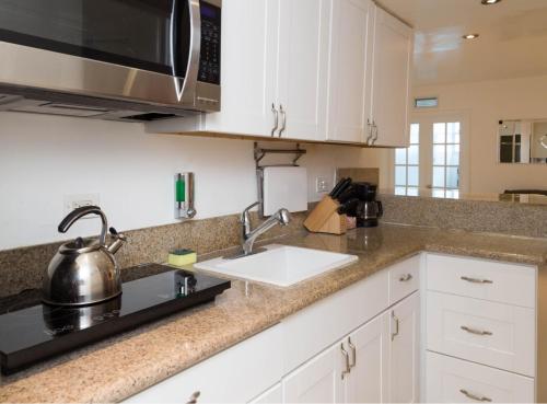 Castle Beach Club Apartments Castle Beach Club Apartments is conveniently located in the popular Mid Beach area. Featuring a satisfying list of amenities, guests will find their stay at the property a comfortable one. Service-min