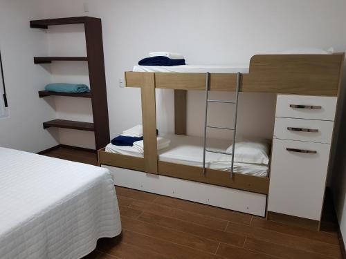 2 bedrooms, 5 beds