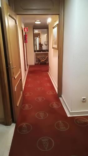 雷纳维多利亚酒店