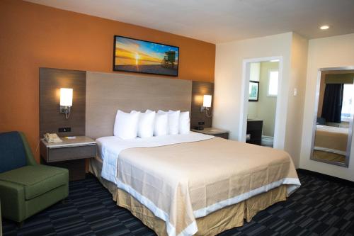 Days Inn by Wyndham Monterey Downtown Room Type - Standard King bedroom Nonsmoking