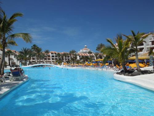 Apartment No 1 only 100 meters to beach, heated pool, wifi, balcony