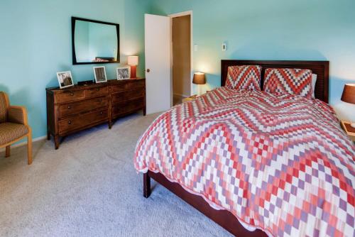 One-Bedroom Sundowner Condo T4 - image 4
