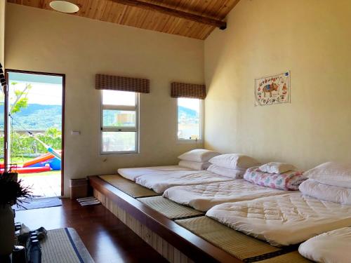 Mooning the Hill 月過山丘 in Manjhou Township