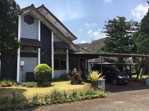 Villa Bougenville 2, Jalan Raya Kota Bunga