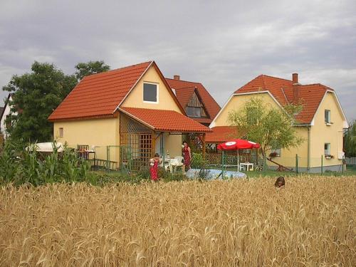 B&B Balatonendréd - Balatoni Nyár Vendégház - Bed and Breakfast Balatonendréd