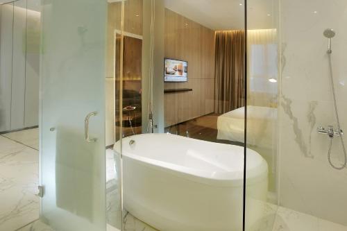 Bathroom, The Zuri Hotel Palembang in Ilir Barat