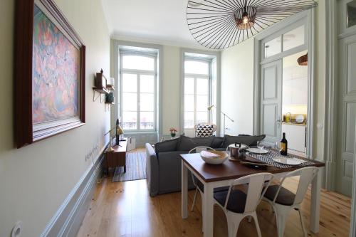  Romantic Ancient Flat with Balcony in Porto
