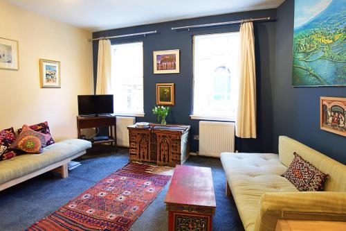 JOIVY Bohemian Writers Retreat in Old Town, Edinburgh