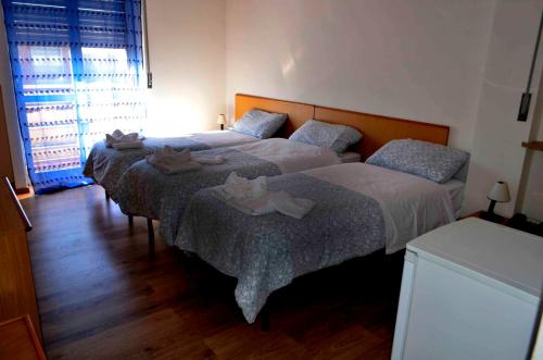 1 queen bed, 1 twin bed