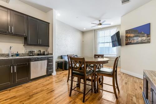 Beautiful Condos Steps from French Quarter & Bourbon St. Over view