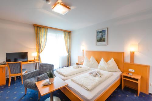 1 queen bed, 1 sofa bed