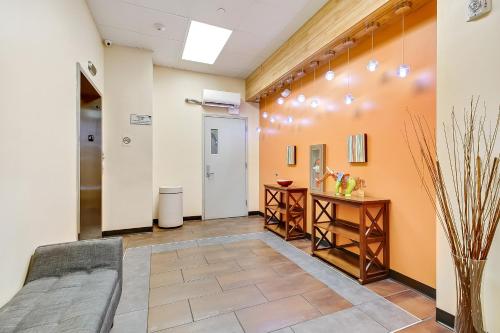 Modern Condos near French Quarter & Bourbon Street - image 2