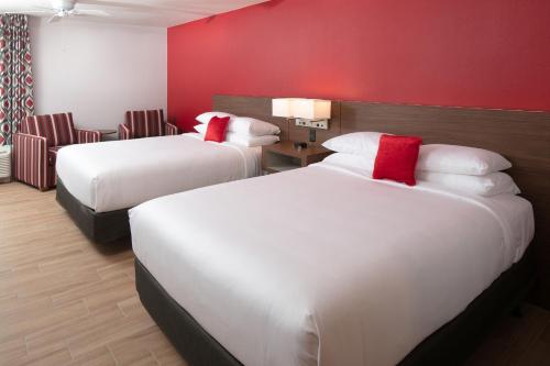 Standard Queen Room with Two Queen Beds image 4