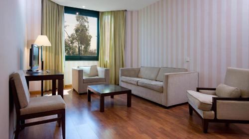 1 twin bed, 2 sofa beds