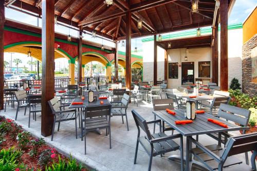 Radisson Hotel Orlando Lake Buena Vista South - image 3