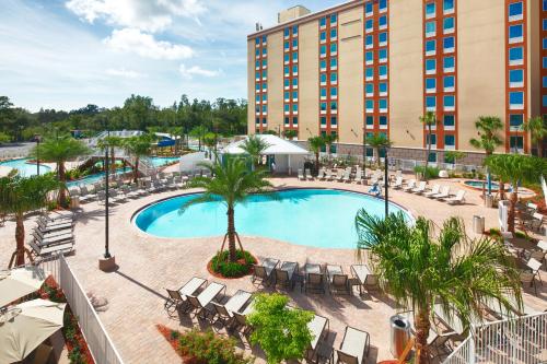 Kilátás, Red Lion Hotel Orlando Lake Buena Vista South in Disney főbejárat – Celebration
