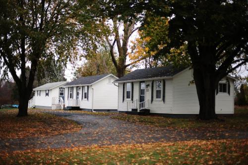 CARLETON INN & COTTAGES