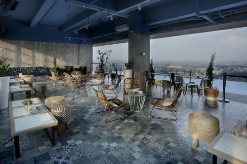 Restaurant, The Zuri Hotel Palembang in Palembang