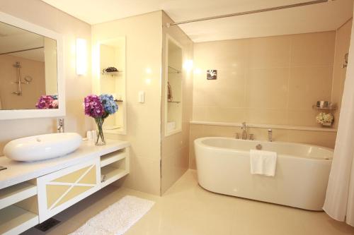 Fürdőszoba, Hotel Riviera Geoje in Geoje-si