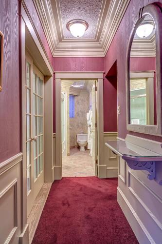 Bathroom, Athabasca Hotel in Jasper (AB)