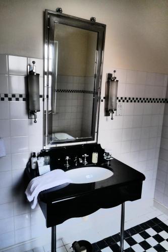 Twin Room image 1
