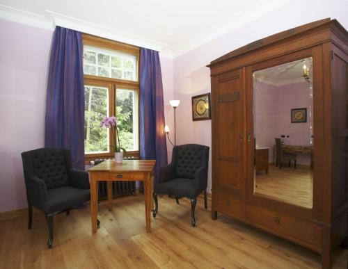 Villa Paulus Set in a prime location of Remscheid, Villa Paulus puts everything the city has to offer just outside your doorstep. The hotel offers a high standard of service and amenities to suit the individual ne