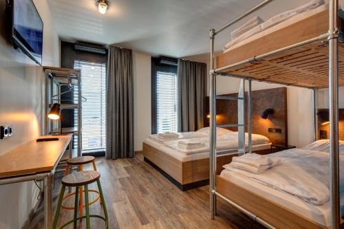 2 twin beds, 2 bunk beds
