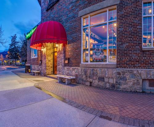 Entrance, Athabasca Hotel in Jasper (AB)