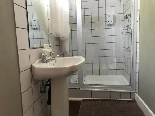 Twin/Double Room image 9