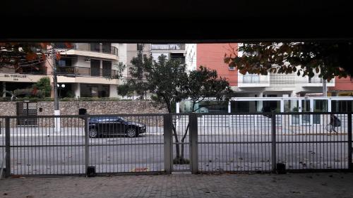 Apartamento Condomínio Vermon Praia da Enseada - image 4