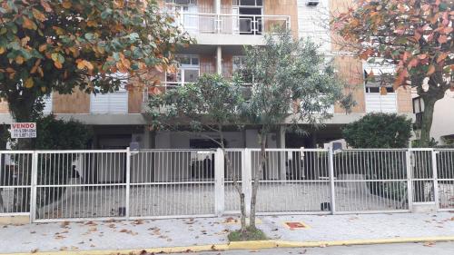 Apartamento Condomínio Vermon Praia da Enseada - image 2