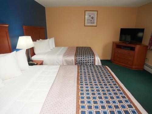 Two Queen beds with Sofa bed and Fireplace 