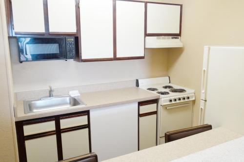 キッチン, Extended Stay America Suites - Newport News - I-64 - Jefferson Avenue in ニューポート ニューズ（VA）