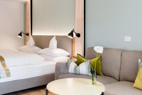Hotel Diamant - Tap to explore photos