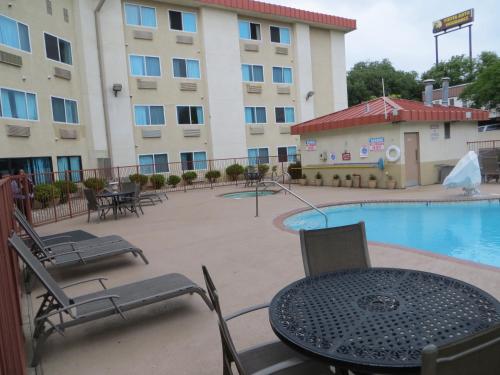 Swimming pool, Super 8 By Wyndham Austin North/University Area in Austin (TX)