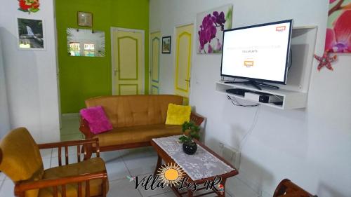 salon détente/TV commun, Villa Piscine & Spa Jacuzzi Prives a 15min des Plages in Les Abymes