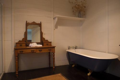 Bathroom, Hillview Heritage Estate in Sutton Forest