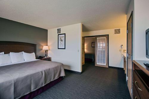 AmericInn by Wyndham Grundy Center - image 10