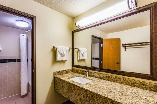 AmericInn by Wyndham Hampton - image 9