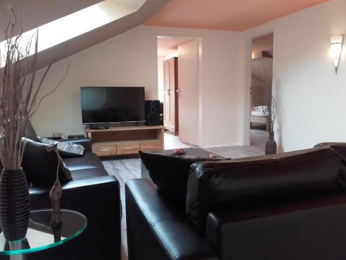 3 bedrooms, 5 beds