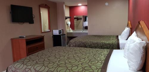 Deluxe Inn - image 9