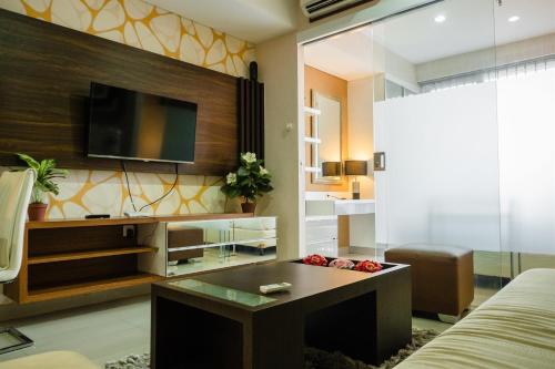 Luxurious 1BR At Dago Suites Apartment By Travelio