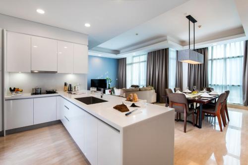 Two-bedroom Executive Serviced Apartment Oakwood Suites La Maison
