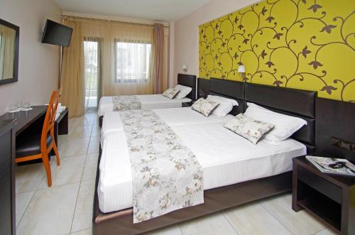 1 double bed, 1 twin bed