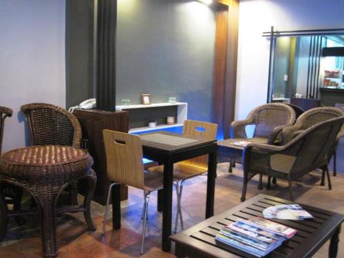 Shared lounge/TV area, Jared Suites in Digos