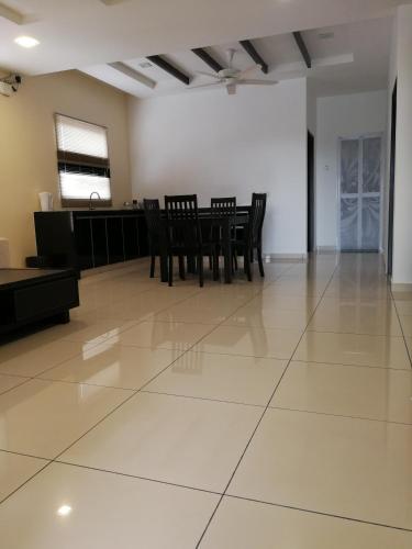 4 bedrooms, 5 beds